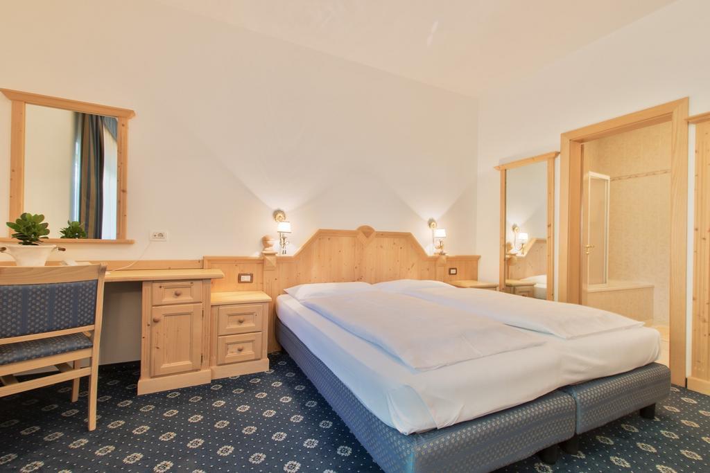 Garni La Dorada Aparthotel Colfosco Ruang foto