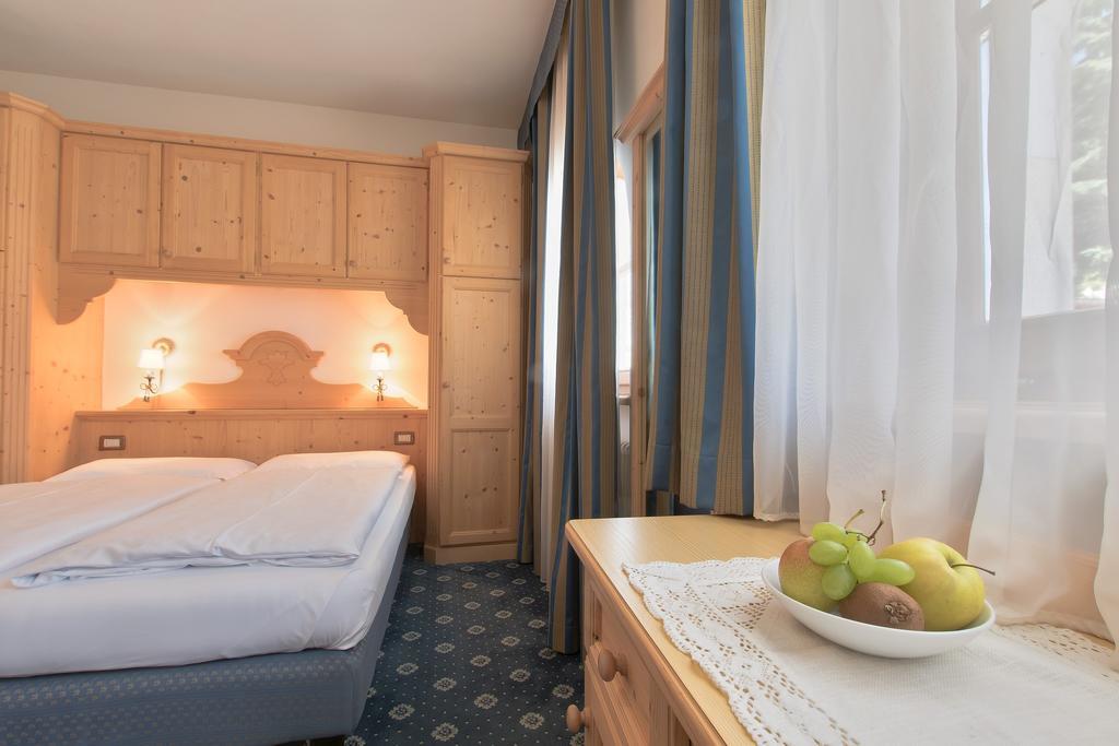 Garni La Dorada Aparthotel Colfosco Ruang foto